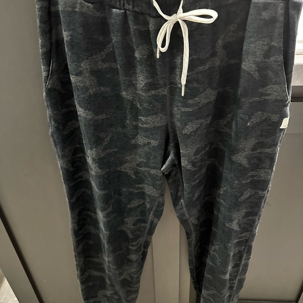 Vuori Camo Joggers size S